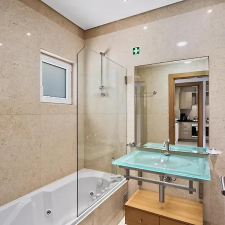 Remarkable 1-Bed Beach Apartment In Albufeira * 알부페이라